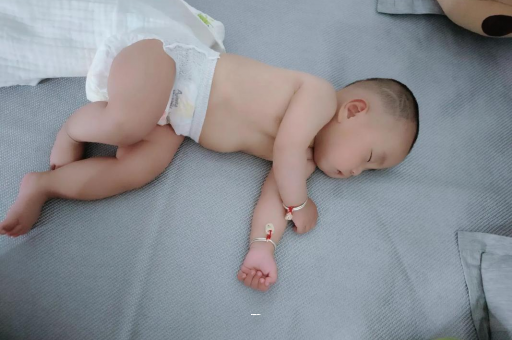哪里可以供卵代生孩子五个月宝宝拇指内扣